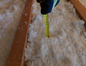 Zateplení stropu rodinného domu pomocí foukané izolace